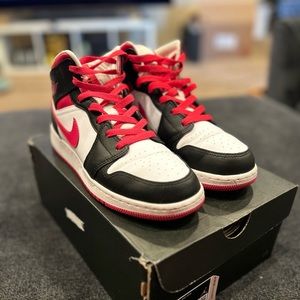Jordan 1 mid “Very Berry”